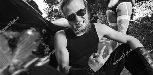 Бородатый мотоциклист удовлетворил молодую худышку