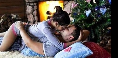 Новогодний куни возле камина